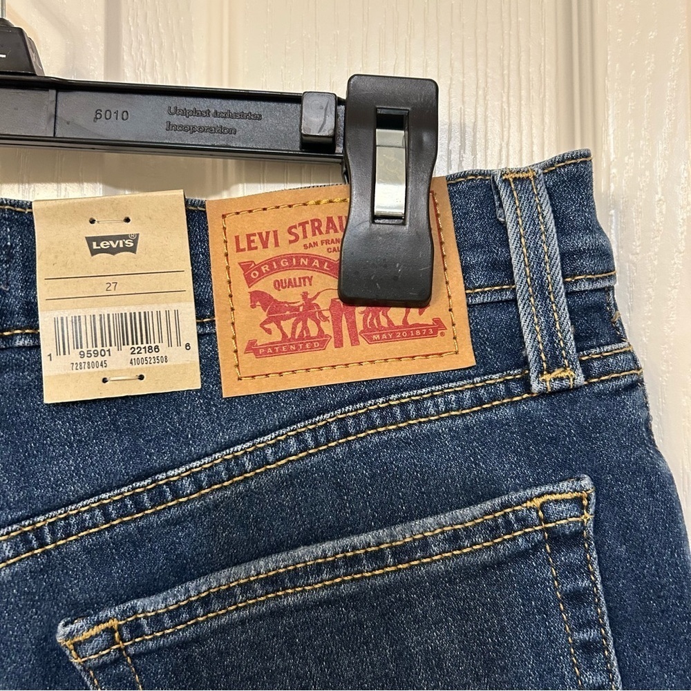 Levi's Women’s Distressed High Rise Denim Shorts in Dark Wash Size 27 - Picture 4 of 8